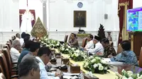 Presiden Jokowi menggelar rapat terbatas di Istana untuk membahas dampak El Nino di Indonesia. (Liputan6.com/Lizsa Egeham)