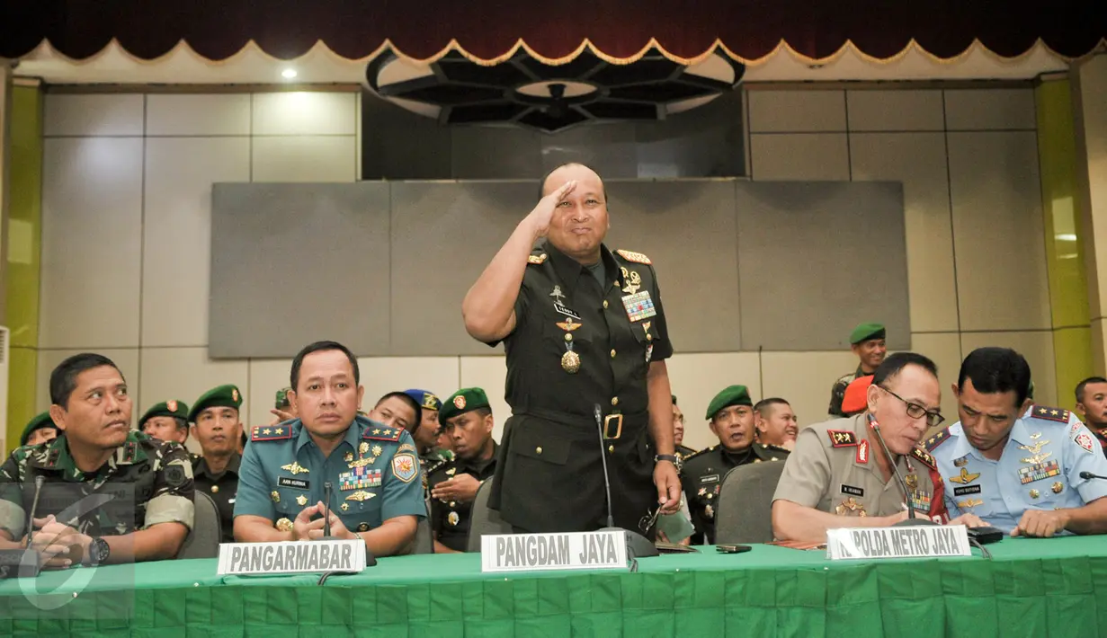 Pangdam Jaya Mayjen TNI Teddy Lhaksmana memberikan salam hormat sebelum konferensi pers terkait pelaksanaan Pilkada DKI 2017 di Makodam Jaya, Senin (13/2). Pasukan TNI dikerahkan untuk mengamankan gelaran Pilkada DKI Jakarta. (Liputan6.com/Yoppy Renato)