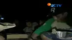 Para pecinta mobil jip di Grobogan, Jawa Tengah, menerabas hutan pada malam yang gelap gulita.