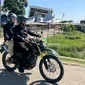 Wakil Presiden (Wapres) Gibran Rakabuming menempuh perjalanan dengan sepeda motor untuk menjangkau Kampung Waso, Desa Satar Kampas, Kecamatan Lamba Leda Utara, Kabupaten Manggarai Timur, Jumat (21/8/2026). (Foto: Sekretariat Wakil Presiden).