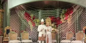 Rasyid Rajasa dan Tamara Kalla menggelar pernikahan dengan adat palembang. Pesona Tamara begitu terpancar dengan sunting dan kebaya oanjang yang dipadukan dengan kain songket palembang bernuansa merah. [Foto: Instagram/ Aliya Rajasa]