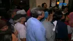 Banyaknya warga yang antre membuat pihak kelurahan memajukan pembukaan loket.