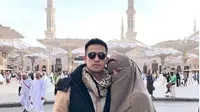 Olla Ramlan dan suami saat menjalani ibadah umrah. (dok.Instagram @ollaramlanaufar/https://www.instagram.com/p/BtTeHX8AHM2/Henry