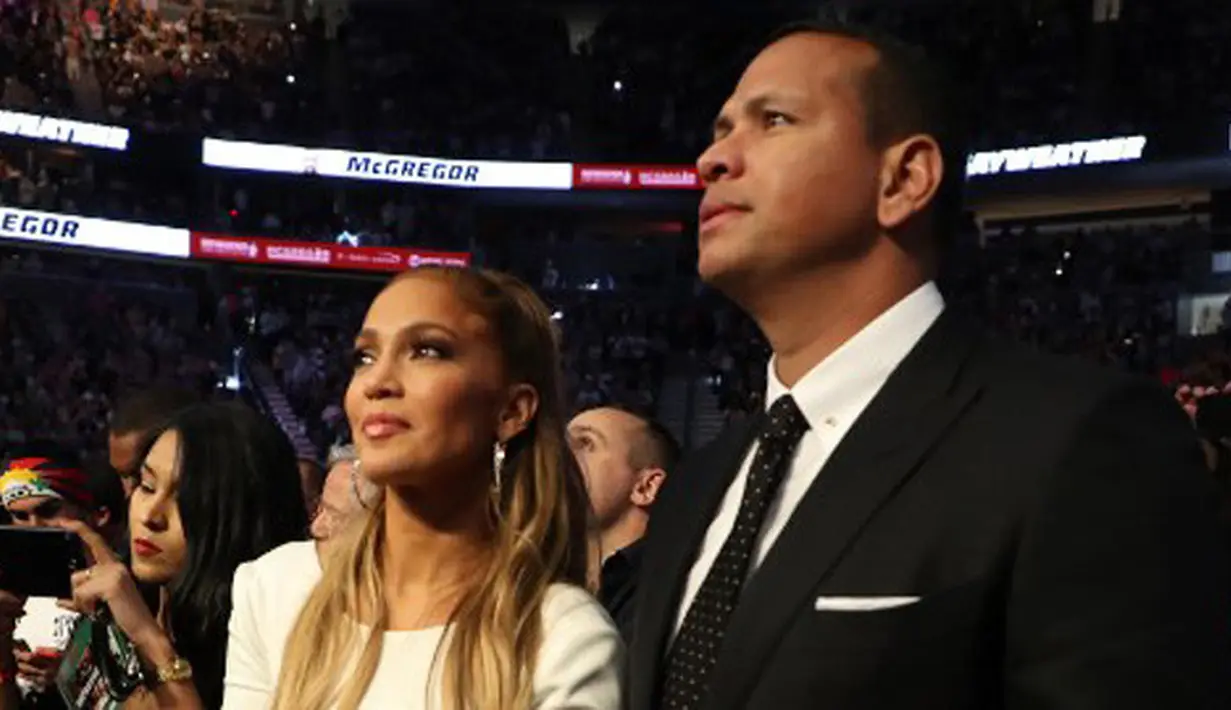 Pria bernama Alex Rodriguez, merupakan kekasih JLo yang sekarang ini. Mereka selalu romantis  dalam setiap kesempatan, dan kebahagiaan pun nampaknya benar-benar dirasakan seorang JLo untuk saat ini.  (AFP/Christian Petersen)