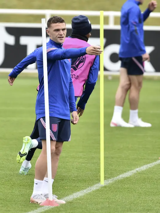 Bek Inggris, Kieran Trippier saat mengikuti sesi latihan di St George's Park, Burton upon Trent, Inggris, Senin (28/6/2021). Inggris akan bertanding melawan Jerman pada babak 16 besar Euro 2021 di Stadion Wembley. (AP Photo/Rui Vieira)