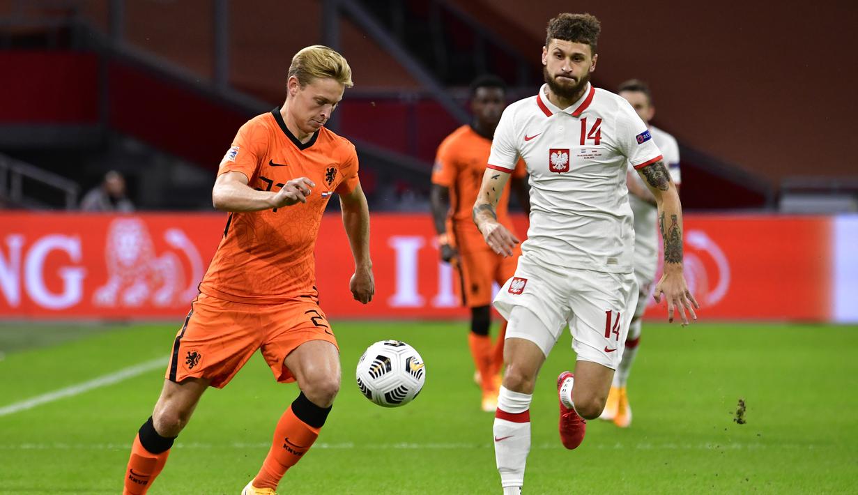 Gelandang Belanda, Frenkie de Jong, berebut bola dengan gelandang Polandia, Mateusz Klich, pada laga UEFA Nations League di Stadion Johan Cruijff Arena, Amsterdam, Sabtu (5/9/2020) dini hari WIB. Belandang menang 1-0 atas Polandia. (AFP/John Thys)