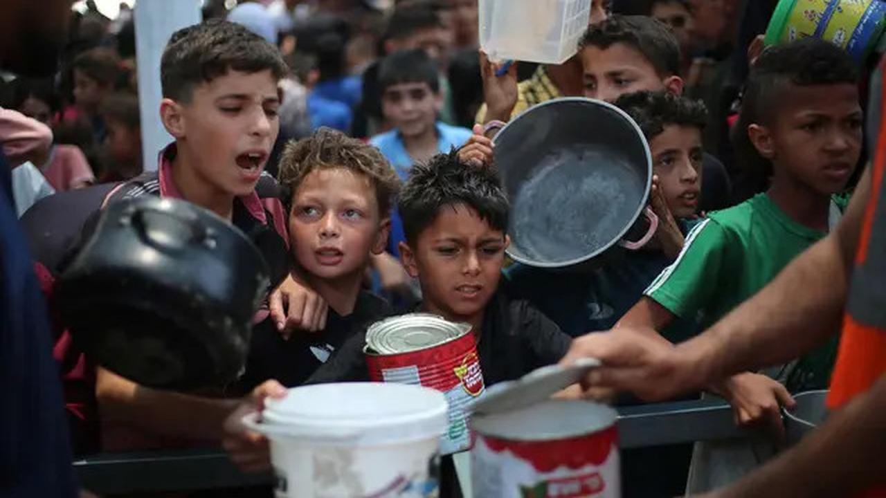 Tangis dan Jerit Anak-anak Gaza Saat Antre Pembagian Makanan