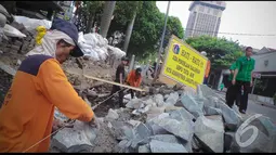 Saluran air yang dangkal dan sering tersumbat sampah menjadi alasan utama Pemda DKI untuk segera memperbaikinya, Jakarta, Senin (11/8/2014) (Liputan6.com/Faizal Fanani)