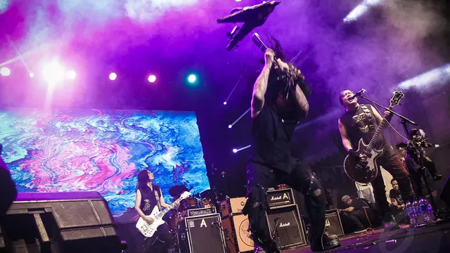 Koil Hancurkan Gitar Saat Aksi di Streetwear Tour 2014