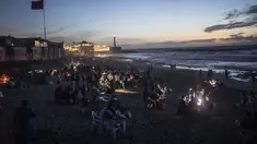 Orang-orang berbuka puasa di tepi pantai di Rabat, Maroko, Sabtu (23/4/2022). Untuk pertama kalinya dalam dua tahun sejak pandemi COVID-19, orang-orang dapat menghidupkan kembali tradisi Ramadhan dengan berkumpul dan berbuka puasa di tempat umum. (AP Photo/Mosa'ab Elshamy)