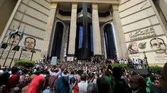 Ribuan wartawan Mesir menyerukan pemecatan menteri dalam negeri negara itu setelah polisi menangkap dua wartawan, di Press Syndicate, Kairo, Rabu (4/5). Sebelumnya wartawan, Mahmoud El Sakka dan Amr Badr ditangkap pekan lalu. (REUTERS/Staff)