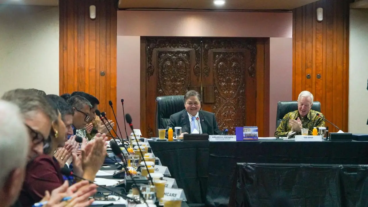 Menteri Koordinator Airlangga Hartarto saat melakukan pertemuan dengan Menteri Ekspor Promosi, Perdagangan Internasional, dan Pembangunan Ekonomi Kanada, Mary Ng, dan pebisnis Kanada. (Istimewa)