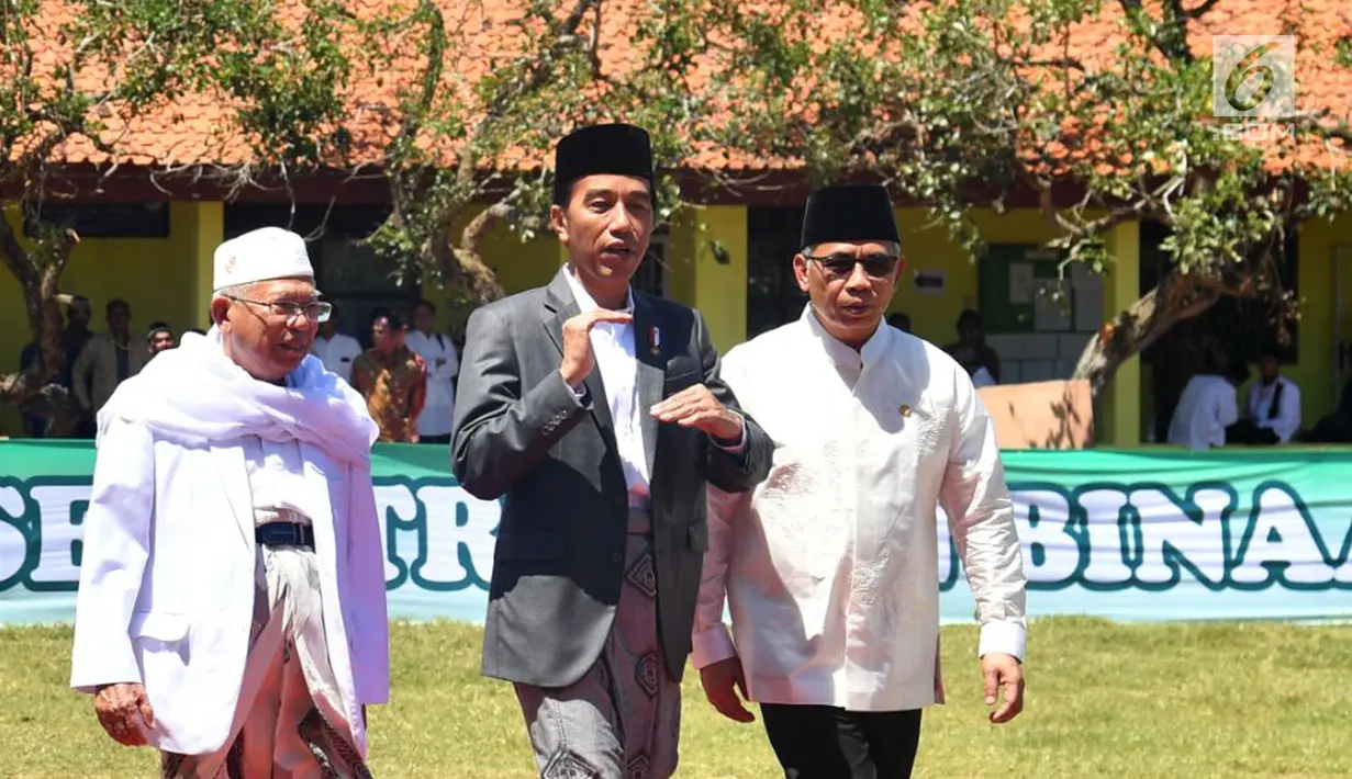 Presiden Jokowi (tengah) bersama Rais Am PBNU KH Ma'ruf Amin (kiri) saat meresmikan Bank Wakaf Mikro di Serang, Banten, Rabu (14/3). Proses pendampingan dan pembiayaan Bank Wakaf Mikro dilakukan dalam bentuk kelompok. (Liputan6.com/Pool/Biro Setpres)