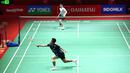 Tunggal putra Indonesia, Anthony Sinisuka Ginting, saat melawan Wakil Kanada, Bryan Yang, pada laga semifinal Indonesia Masters 2024 di Istora Senayan, Sabtu (27/1/2024). Ginting kalah dengan skor 21-13, 17-21, 19-21. (Bola.com/Pradipta Rama)
