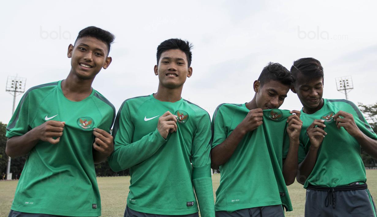 Para pemain Timnas Indonesia U-16 mencium lambang garuda usai melawan Kabomania U-17 pada laga uji coba di Stadion Atang Sutresna, Jakarta Timur, Jumat (8/9/2017). Timnas U-16 menang 6-1 atas Kabomania U-17. (Bola.com/Vitalis Yogi Trisna)