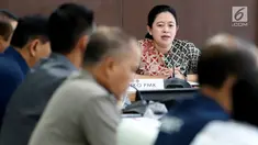 Menteri Koordinator Pembangunan Manusia dan Kebudayaan Puan Maharani memimpin rapat tingkat menteri di Kantor Kemenko PMK, Jakarta, Kamis (17/5). Rapat tersebut membahas  keamanan jelang Asian Games 2018. (Liputan6.com/Johan Tallo)