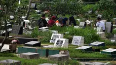 Suasana pemakaman umum di TPU Karet Bivak, Jakarta, Minggu (11/1/2015). (Liputan6.com/Miftahul Hayat)