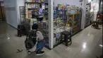 Seorang pria mencari buku bacaan di Pasar Kenari, Jakarta, Rabu (24/11/2021). Pasar Buku Kenari sangat sepi dari pengunjung di saat masa pandemi Covid-19 sekarang ini. (Liputan6.com/Faizal Fanani)