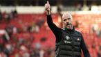 Pelatih Manchester United, Erik ten Hag memberikan gestur jempol setelah pertandingan lanjutan Liga Inggris melawan Brentford di Old Trafford, Manchester, Inggris, Sabtu (19/10/2024). (AP Photo/Dave Thompson)