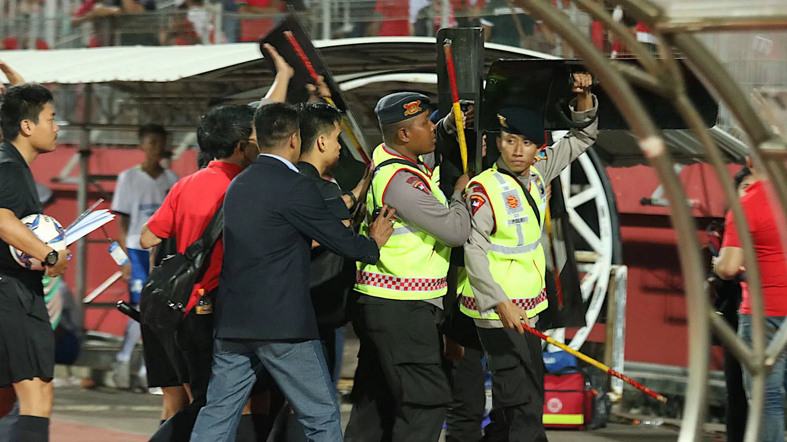 Wasit saat duel Malaysia vs Indonesia di semifinal Piala AFF U-19 2018 (12/7/2018) di Stadion Gelora Delta, Sidoarjo, mendapat perlindungan dari aparat keamanan. (Bola.com/Aditya Wany)