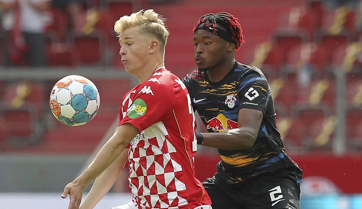 Jonathan Burkardt. Striker asal Jerman berusia 21 tahun yang tengah menjalani musim keempatnya bersama FSV Mainz ini kini berbanderol 17 juta euro, mengalami kenaikan dari sebelumnya yang hanya 6,5 juta euro. Bersama Mainz musim ini ia telah mencetak 10 gol di semua ajang. (AFP/Daniel Roland)