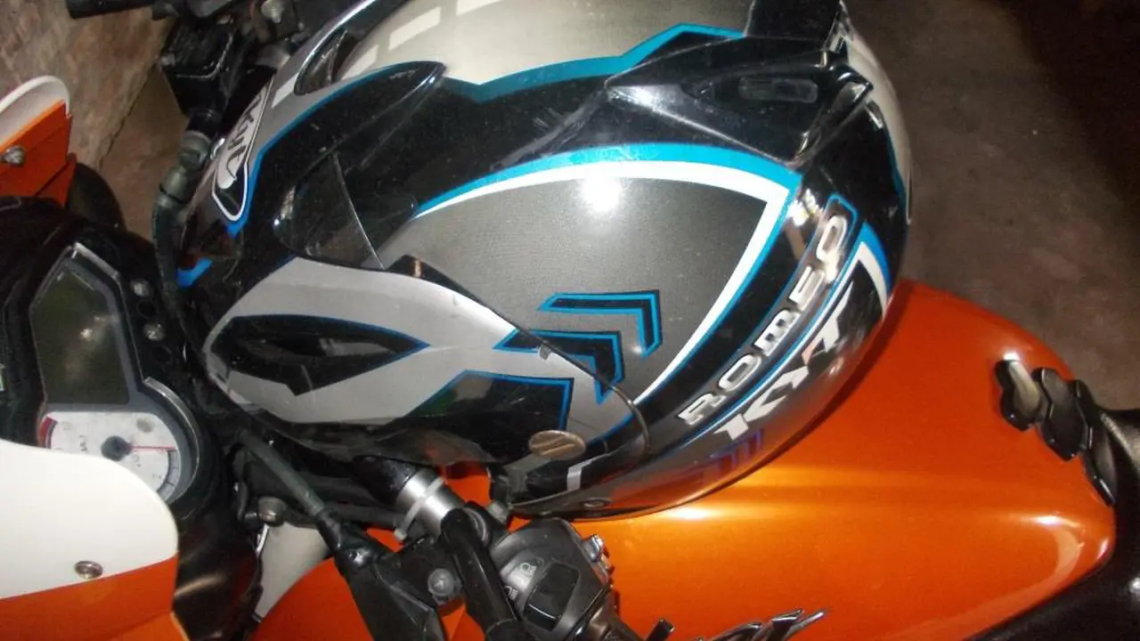 Helm di Atas Tangki Motor