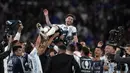 Para pemain Argentina melakukan selebrasi dengan Lionel Messi (atas) setelah memenangkan pertandingan sepak bola Finalissima antara Italia dan Argentina di Stadion Wembley, London, Inggris, 1 Juni 2022. Argentina menang 3-0. (AP Photo/Matt Dunham)