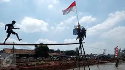 Peserta mengikuti lomba Jalan Pinang di Kalimalang, Jakarta Timur, Senin (17/8). Lomba tersebut dalam rangka menyemarakkan perayaan HUT RI ke-71. (Liputan6.com/Johan Tallo)