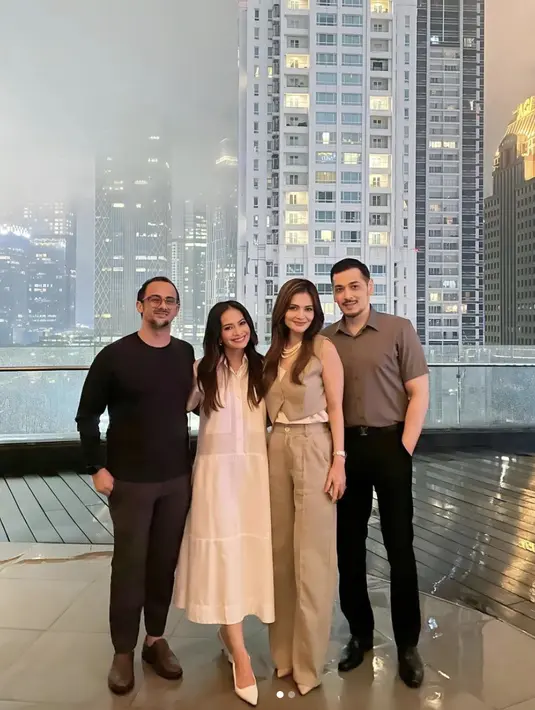 Keduanya memiliki personal style tersendiri. Cut Tari kenakan stelan rompi bernuansa nude, dan Ersa Mayori mengenakan dress putih disertai sepatu yang senada.  [Foto: Instagram/ @Ersa Mayori]