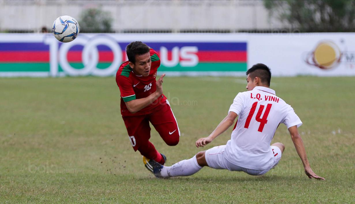 Pemain Timnas Indonesia U-19, Egy Maulana Vikri, saat pertandingan melawan Vietnam pada laga AFF U-18 di Stadion Thuwunna, Yangon, Senin (11/9/2017). Indonesia tertinggal 2-0 di babak pertama dari Vietnam. (Liputan6.com/Yoppy Renato)