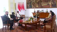 Presiden Joko Widodo (Jokowi) sedang berbincang mengenai kondisi ekonomi Indonesia. (Dok. Biro Pers Media, dan Informasi Sekretariat Presiden)