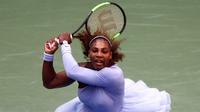 Serena Williams mengembalikan tembakan Kaia Kanepi selama putaran keempat turnamen tenis AS Terbuka di New York, AS, Minggu (2/9). Kostum khusus Serena ini diberi nama Queen Collection. (JULIAN FINNEY/GETTY IMAGES NORTH AMERICA/AFP)