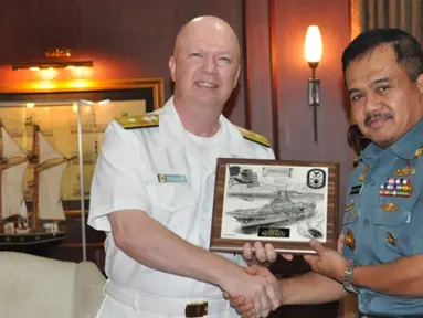 Citizen6, Tanjung Priok: (Pangkolinlamil), Laksda TNI S.M. Darojatim menerima kunjungan kehormatan Komandan Satuan Amfibi  Armada ketujuh Amerika Serikat RDML Jeffrey A. Harley di Jakarta Captain Adrian Jansen, Rabu (13/6). (Pengirim: Dispenkolinlamil)