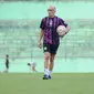 Pelatih Arema FC asal Portugal, Fernando Valente saat memimpin sesi latihan di Stadion Gajayana. (Bola.com/Iwan Setiawan)