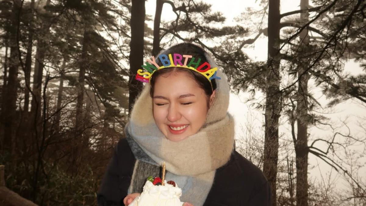 Gaya Zoe Abbas Jackson Rayakan Ultah ke-23 dengan Mendaki Gunung Huangshan, Keluar dari Zona Nyaman