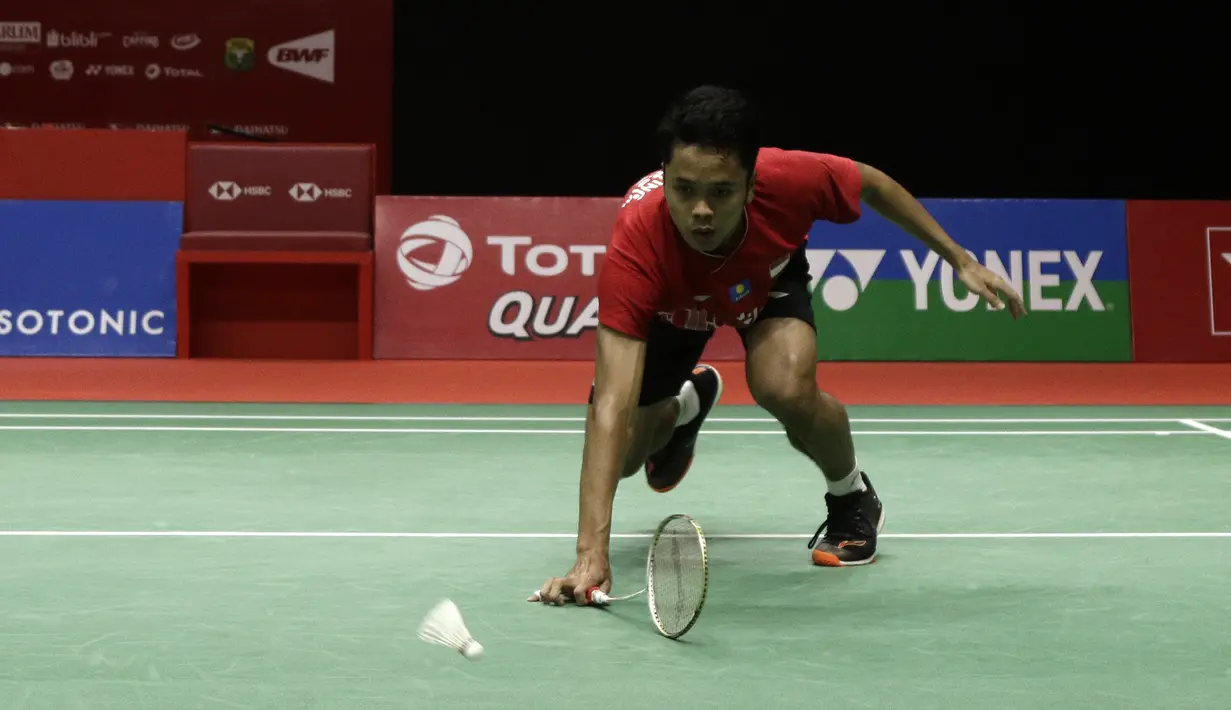 Tunggal putra Indonesia, Anthony Sinisuka Ginting, saat menghadapi wakil Denmark, Viktor Axelsen, pada laga Indonesia Masters 2020 di Istora Senayan, Jakarta, Sabtu (18/1). Anthony Ginting menang dengan skor 22-20 dan 21-11. (Bola.com/Yoppy Renato)