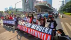 Aktivis lingkungan Wahana Lingkungan Hidup Indonesia (Walhi) berunjuk rasa terkait kebakaran hutan dan lahan (karhutla) di kawasan Tosari, Jakarta, Jumat . 14 Agustus 2026/ (KLY/ Arie Basuki)