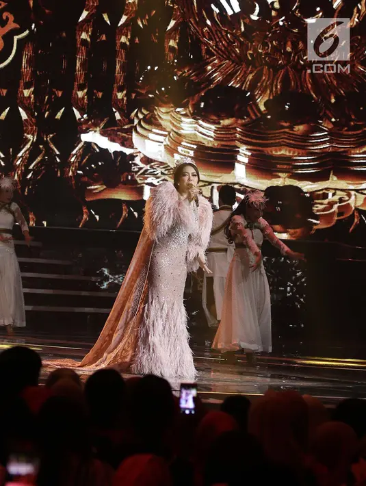 Penampilan Syahrini saat tampil membawakan singel terbarunya dengan judul "ada wanita lain" pada malam puncak HUT ke-27 SCTV di Hall D, Jiexpo Kemayoran, Jakarta, Kamis (24/8). (Liputan6.com/Herman Zakharia)