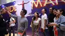 Para selebriti tersebut terlihat begitu senang hadir di Oppo Screening Spider-Man Homecoming. Berkumpul bersama di backdrop photo booth, para pekerja seni ini juga melakukan selfie bersama.  (Nurwahyunan/Bintang.com)