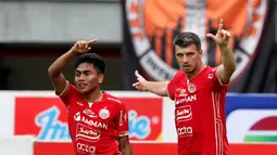 Pemain Persija, Ondrej Kudela (kanan), merayakan gol yang dicetaknya ke gawang Bali United bersama Frengky Deaner Missa dalam pertandingan lanjutan BRI Liga 1 di Stadion Patriot Candrabhaga, Bekasi. Minggu (15/1/2023). Gol Ondrej Kudela membuat skor akhir dalam pertandingan ini menjadi 3-2 untuk kemenangan Macan Kemayoran. (Bola.com/Arief Bagus)