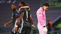 Kiper Manchester City, Ederson, tertunduk lesu usai ditaklukkan Lyon pada perempat final Liga Champions di Stadion Jose Alvalade, Sabtu (15/8/2020). Lyon menang 3-1 atas Manchester City. (Miguel A. Lopes/Pool via AP)