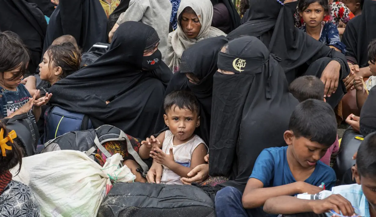 Sekretaris Panglima Laot Kabupaten Pidie Marfian mengatakan, ratusan pengungsi yang terdiri dari anak-anak, perempuan, dan laki-laki itu terdampar sekitar pukul 11.00 WIB. (Jon S./AFP)