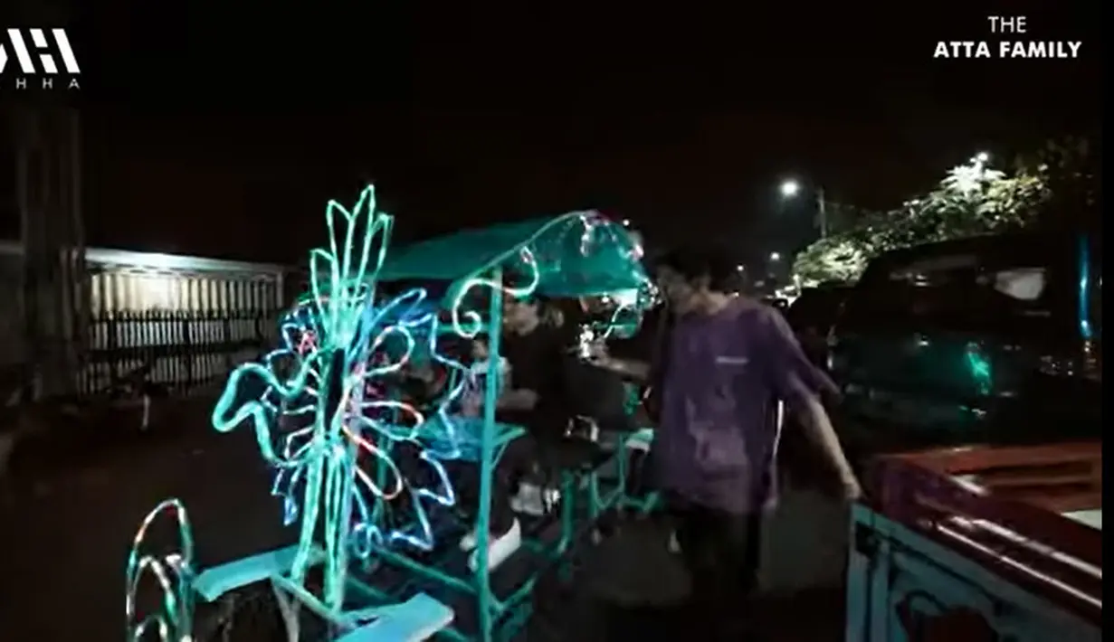 Setelah naik becak, lanjut dengan naik odong-odong. Baby Ameena tampak begitu senang dengan naik becak hingga odong-odong. [Youtube/AH]