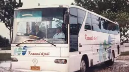 Bus Kramat Djati tahun 90an dengan bus berjenis Euroliner buatan Karoseri Rahayu Santosa. (Source: instagram.com/@busklasik)