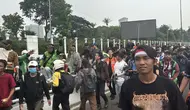 Pria Berhelm Diamuk Pendemo, Diduga Provokator Bawa Sajam