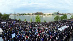 Unjuk rasa di Budapest menjadi protes terbesar anti-pemerintah dalam sejarah Hongaria karena dihadiri hampir 80.000 orang, Hungaria, Minggu (9/4). Mereka menolak kebijakan baru terkait aturan baru bagi perguruan tinggi asing. (AFP PHOTO/ATTILA KISBENEDEK)