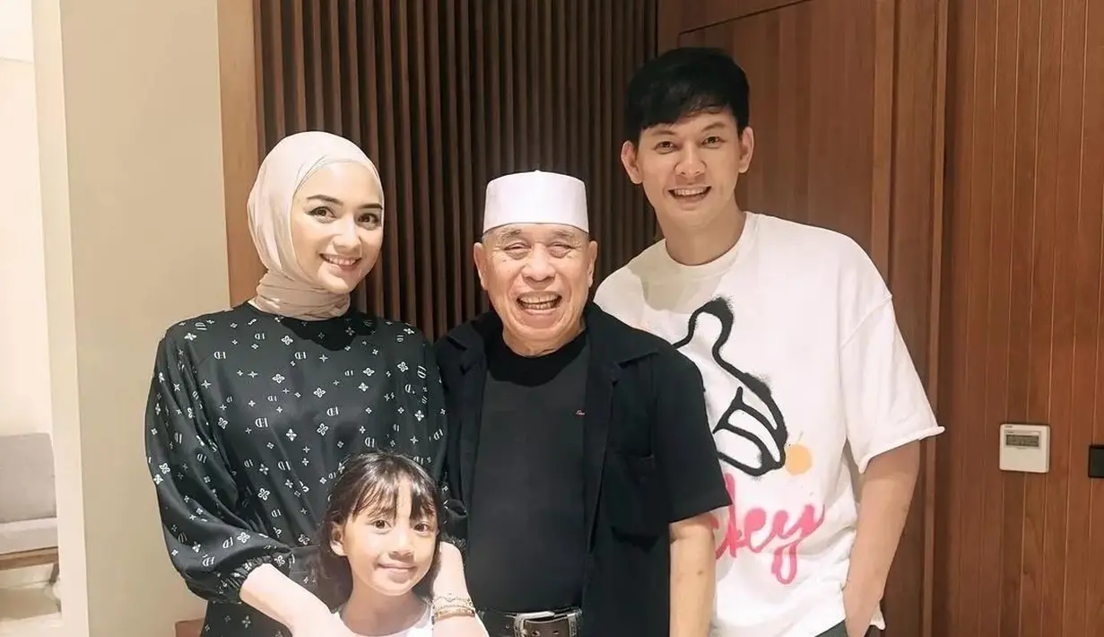 Potret menggemaskan dari Citra Kirana di samping Latief Sitepu dan Andi Arsyil. Citra mengenakan atasan blouse lengan panjang berwarna hitam dan celana panjang hitam, dipadu hijab cokelat muda. Artis senior Latief Sitepu tampil dengan outfit serba hitam dan peci putih, sedangkan Andi tampil sederhana dengan kaus putih bermotif dan celana jeans hitam. [Foto: Instagram/sinemartcommunity]