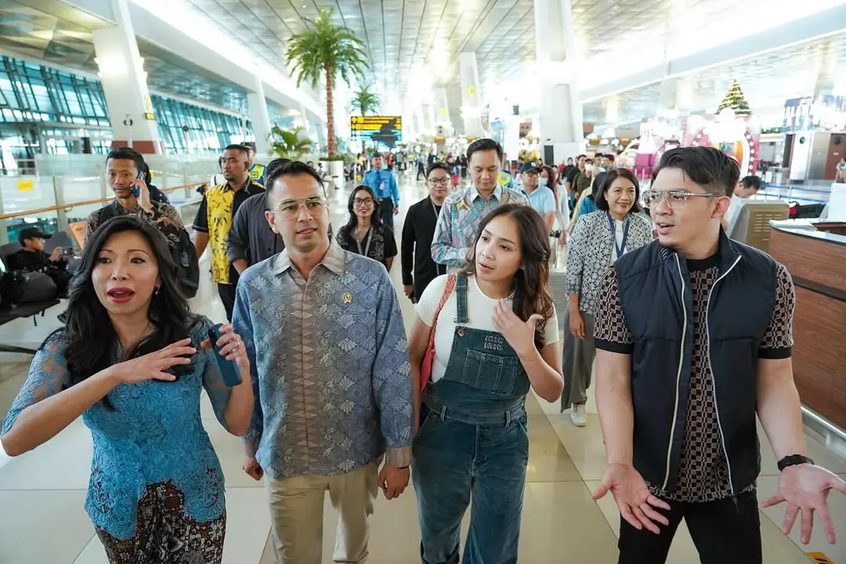 Disebut Saltum, Nagita Slavina Kenakan Overall Pants Rp43 Jutaan Saat Dampingi Raffi Ahmad Melihat Terminal 3 Bandara Soetta