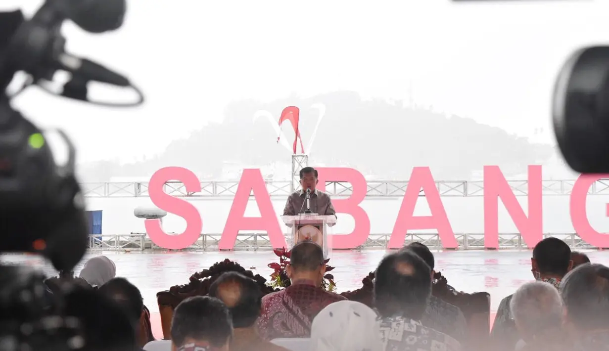 Wakil Presiden Jusuf Kalla memberikan sambutan dalam acara puncak Sail Sabang yang digelar di pelabuhan CT-3 Sabang (2/12). Sail Sabang menjadi sail terbesar di Indonesia dengan melibatkan ratusan UKM dan menghadirkan 64 event. (Dok. Kemenpar/ Himawan).