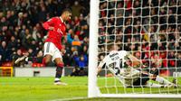 Pemain Manchester United Marcus Rashford (kiri) mencetak gol ke gawang Charlton Athletic pada pertandingan sepak bola perempat final Piala Liga Inggris atau Carabao Cup di Old Trafford, Manchester, Inggris, 10 Januari 2023. Manchester United menang 3-0. (AP Photo/Dave Thompson)